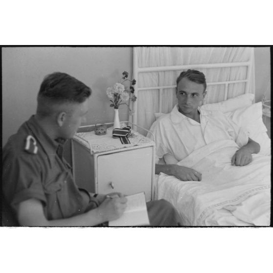 Le reporter de la presse écrite semble être le Wortberichter Kanitz interroge Josef Wenigmann du Sturzkampfgeschwader 3 (I-StG-3) récipiendaire de la croix de chevalier de la croix de fer (Ritterkreuz).