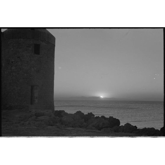 Paysage de Grèce (plage et un moulin).