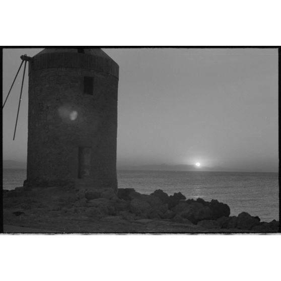 Paysage de Grèce (plage et un moulin).