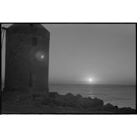 Paysage de Grèce (plage et un moulin).