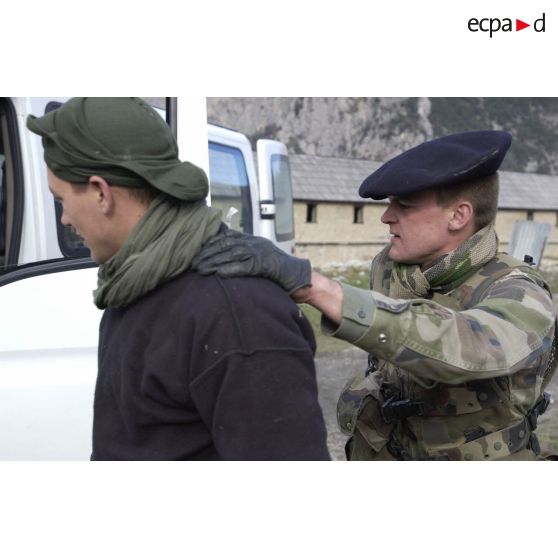 Neutralisation d'un individu hostile et de son véhicule lors d'un entraînement au combat local du 7e BCA (bataillon de chasseurs alpins).