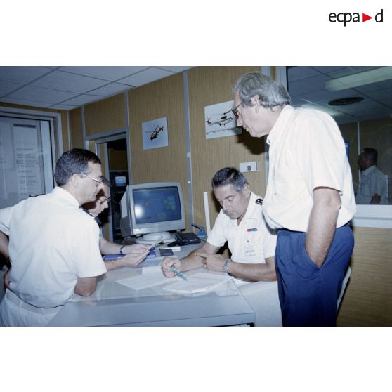 Portrait de personnel dans la salle de commandement du groupement opérationnel des essais nucléaires (GOEN) pendant le troisième tir Aepytos du 27 octobre 1995 de la dernière série des essais nucléaires sur l'atoll de Moruroa.