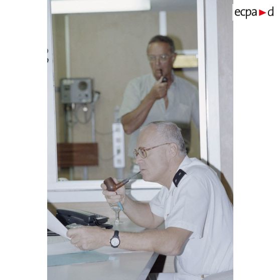 Portrait du général de brigade Michel Boileau, directeur des centres d'expérimentation nucléaire (DIRCEN), dans la salle de commandement du groupement opérationnel des essais nucléaires (GOEN) pendant le troisième tir Aepytos du 27 octobre 1995 de la dernière série des essais nucléaires sur l'atoll de Moruroa.