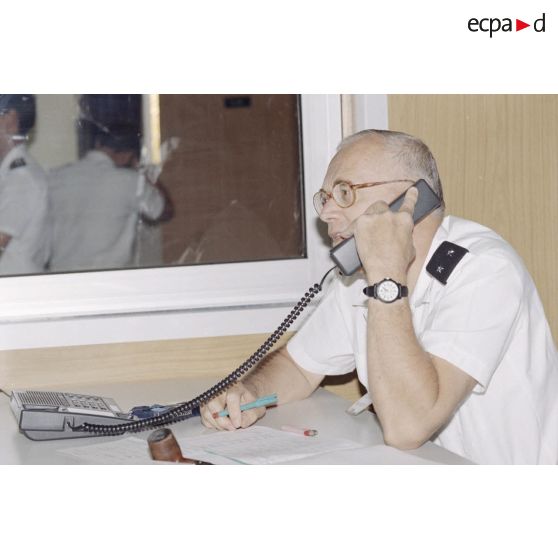 Portrait du général de brigade Michel Boileau, directeur des centres d'expérimentation nucléaire (DIRCEN), au téléphone dans la salle de commandement du groupement opérationnel des essais nucléaires (GOEN) pendant le troisième tir Aepytos du 27 octobre 1995 de la dernière série des essais nucléaires sur l'atoll de Moruroa.