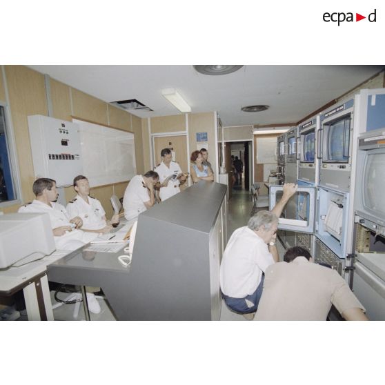 Portrait de personnel dans la salle de commandement du groupement opérationnel des essais nucléaires (GOEN) pendant le tir nucléaire Aepytos du 27 octobre 1995.