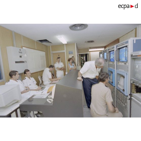 Portrait de personnel dans la salle de commandement du groupement opérationnel des essais nucléaires (GOEN) pendant le tir nucléaire Aepytos du 27 octobre 1995.