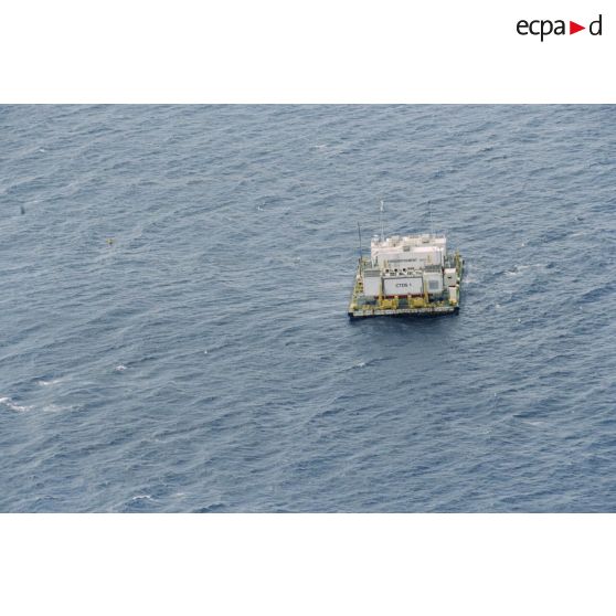 Vue aérienne de la barge d’enregistrement et de mesure EM03 / CTDS 1 du commissariat à l'énergie atomique (CEA) sur la zone de tir une heure après le troisième tir souterrain Aepytos du 27 octobre 1995 lors de la dernière campagne d'essais nucléaires dans le lagon de l'atoll de Moruroa.