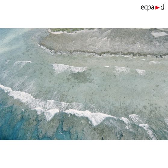 Vue aérienne du platier côté lagon de l'atoll une heure après le troisième tir souterrain Aepytos du 27 octobre 1995 lors de la dernière campagne d'essais nucléaires à Moruroa.