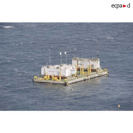 Vue aérienne de la barge d’enregistrement et de mesure MTCT 02 / EM03 / CTDS 1 du commissariat à l'énergie atomique (CEA) une heure après le troisième tir souterrain Aepytos du 27 octobre 1995 lors de la dernière campagne d'essais nucléaires dans le lagon de l'atoll de Moruroa.