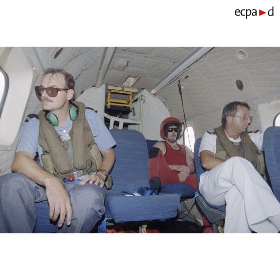 Personnel à l'intérieur d'un hélicoptère Super-Puma AS-332 de l’escadron de transport outre-mer (ETOM) 00/082 en vol une heure après le troisième tir souterrain Aepytos du 27 octobre 1995 lors de la dernière campagne d'essais nucléaires à Moruroa.