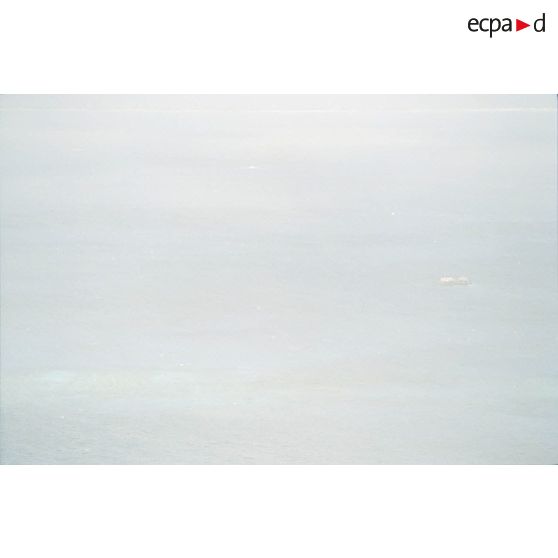 Vue aérienne de l'onde de choc et de la barge d'enregistrement et de mesure du commissariat à l'énergie atomique (CEA) sur la zone du cinquième tir Thémisto de la dernière série des essais nucléaires français dans le lagon de l'atoll de Moruroa, prise depuis l'hélicoptère Cigogne.
