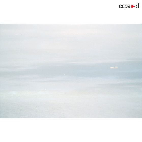 Vue aérienne de l'onde de choc et de la barge d'enregistrement et de mesure du commissariat à l'énergie atomique (CEA) sur la zone du cinquième tir Thémisto de la dernière série des essais nucléaires français dans le lagon de l'atoll de Moruroa, prise depuis l'hélicoptère Cigogne.