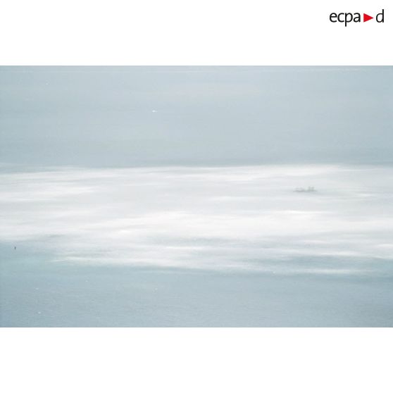 Vue aérienne de l'onde de choc et de la barge d'enregistrement et de mesure du commissariat à l'énergie atomique (CEA) sur la zone du cinquième tir Thémisto de la dernière série des essais nucléaires français dans le lagon de l'atoll de Moruroa, prise depuis l'hélicoptère Cigogne.