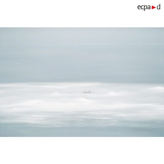 Vue aérienne de l'onde de choc et de la barge d'enregistrement et de mesure du commissariat à l'énergie atomique (CEA) sur la zone du cinquième tir Thémisto de la dernière série des essais nucléaires français dans le lagon de l'atoll de Moruroa, prise depuis l'hélicoptère Cigogne.