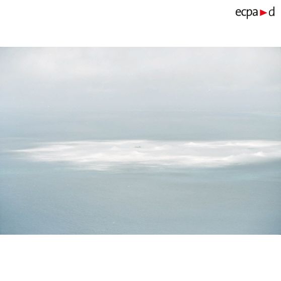 Vue aérienne de l'onde de choc et de la barge d'enregistrement et de mesure du commissariat à l'énergie atomique (CEA) sur la zone du cinquième tir Thémisto de la dernière série des essais nucléaires français dans le lagon de l'atoll de Moruroa, prise depuis l'hélicoptère Cigogne.