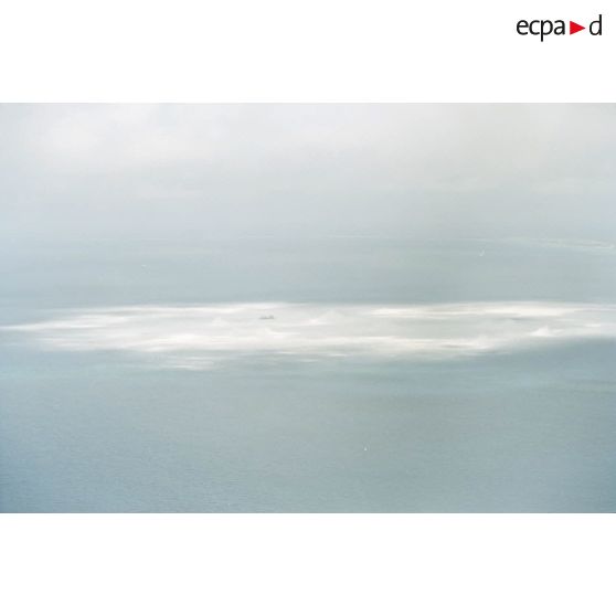 Vue aérienne de l'onde de choc et de la barge d'enregistrement et de mesure du commissariat à l'énergie atomique (CEA) sur la zone du cinquième tir Thémisto de la dernière série des essais nucléaires français dans le lagon de l'atoll de Moruroa, prise depuis l'hélicoptère Cigogne.