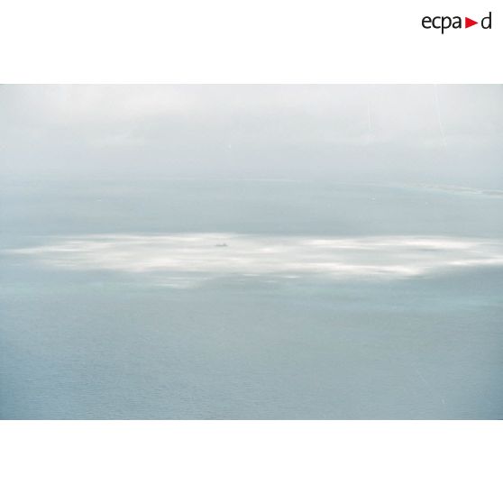 Vue aérienne de l'onde de choc et de la barge d'enregistrement et de mesure du commissariat à l'énergie atomique (CEA) sur la zone du cinquième tir Thémisto de la dernière série des essais nucléaires français dans le lagon de l'atoll de Moruroa, prise depuis l'hélicoptère Cigogne.