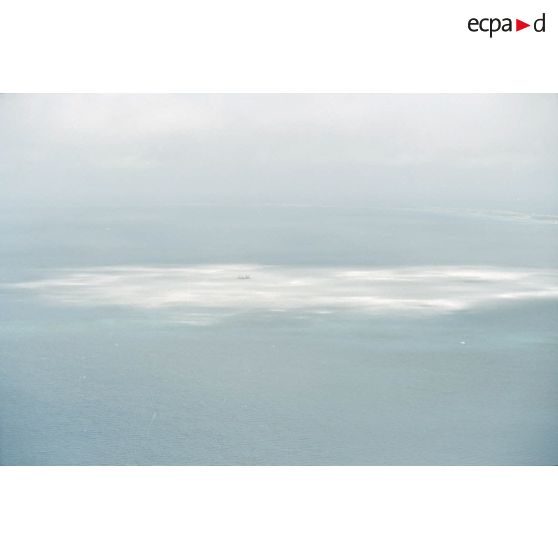 Vue aérienne de l'onde de choc et de la barge d'enregistrement et de mesure du commissariat à l'énergie atomique (CEA) sur la zone du cinquième tir Thémisto de la dernière série des essais nucléaires français dans le lagon de l'atoll de Moruroa, prise depuis l'hélicoptère Cigogne.