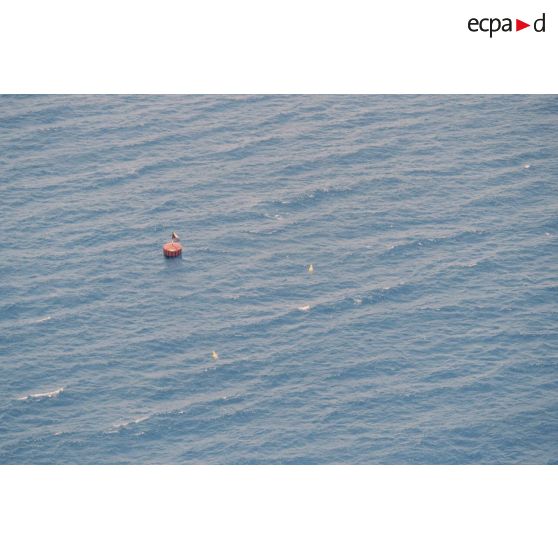 Vue aérienne de la bouée au point zéro (0) du cinquième tir Thémisto de la dernière série des essais nucléaires français dans le lagon de l'atoll de Moruroa prise depuis l'hélicoptère Cigogne.