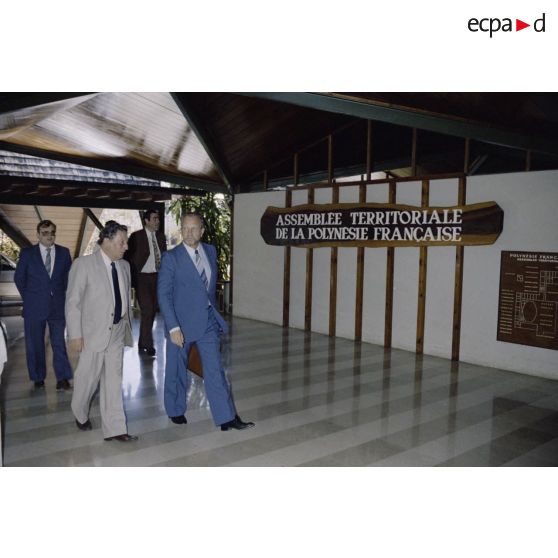Charles Hernu, ministre de la Défense, et Frantz Vanizette, président de l’Assemblée territoriale de Polynésie française, à l'entrée de l'assemblée au haussariat à Papeete.