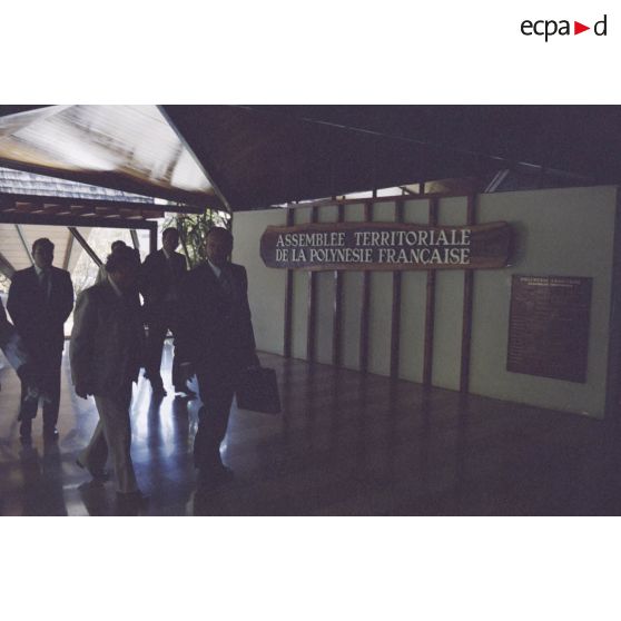 Charles Hernu, ministre de la Défense, et Frantz Vanizette, président de l’Assemblée territoriale de Polynésie française, à l'entrée de l'assemblée au haussariat à Papeete.