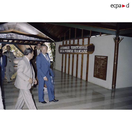 Charles Hernu, ministre de la Défense, et Frantz Vanizette, président de l’Assemblée territoriale de Polynésie française, à l'entrée de l'assemblée au haussariat à Papeete.