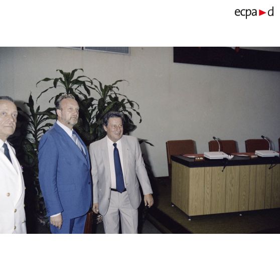 Charles Hernu, ministre de la Défense, Paul Noirot-Cosson, haut-commissaire de Polynésie française et président du conseil de gouvernement, et Frantz Vanizette, président de l’Assemblée territoriale de Polynésie française, au haussariat à Papeete.