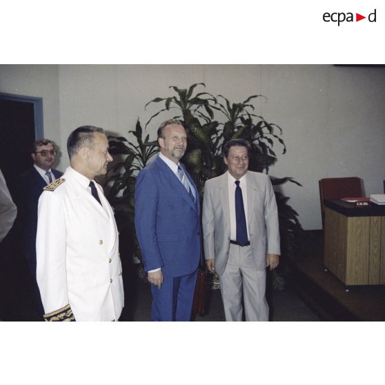 Charles Hernu, ministre de la Défense, Paul Noirot-Cosson, haut-commissaire de Polynésie française et président du conseil de gouvernement, et Frantz Vanizette, président de l’Assemblée territoriale de Polynésie française, au haussariat à Papeete.