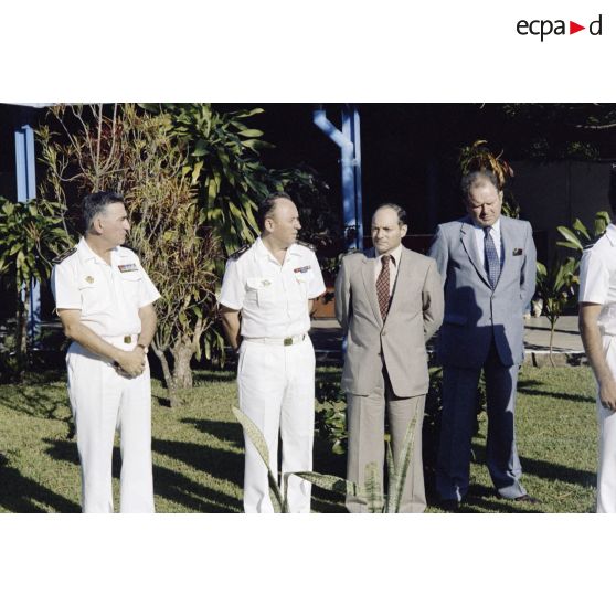 Visite au camp d’Arue. Le général de corps d’armée aérienne Michel Rouyer, directeur des centres d'expérimentations nucléaires (DIRCEN), le contre-amiral Jacques Choupin, commandant le CEP, et François Bernard, directeur du cabinet civil et militaire, pendant le discours du ministre de la Défense au personnel interarmées du Centre d'expérimentations du Pacifique (CEP), devant le mess du Taaone.