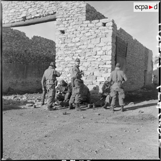 Commandos Maurice dans une ferme abandonnée. [Description en cours]