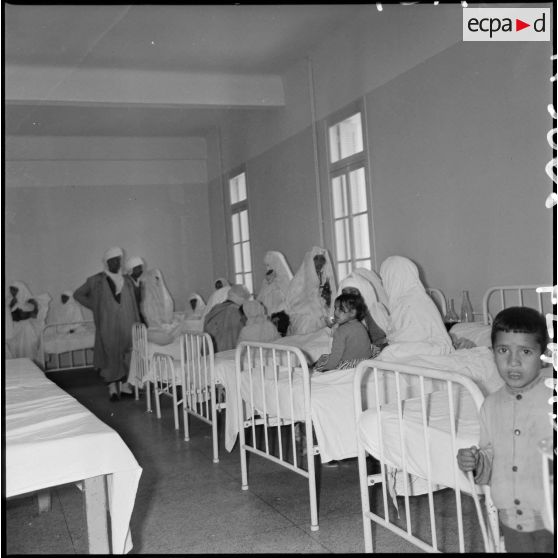 Patients dans l’hôpital civil de Saïda. [Description en cours]