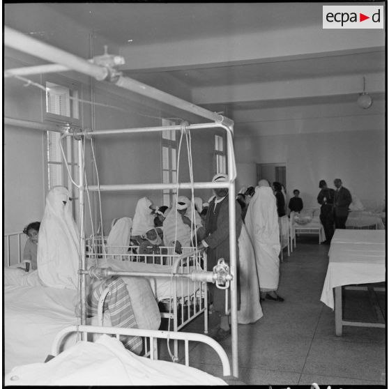 Patients dans l’hôpital civil de Saïda. [Description en cours]