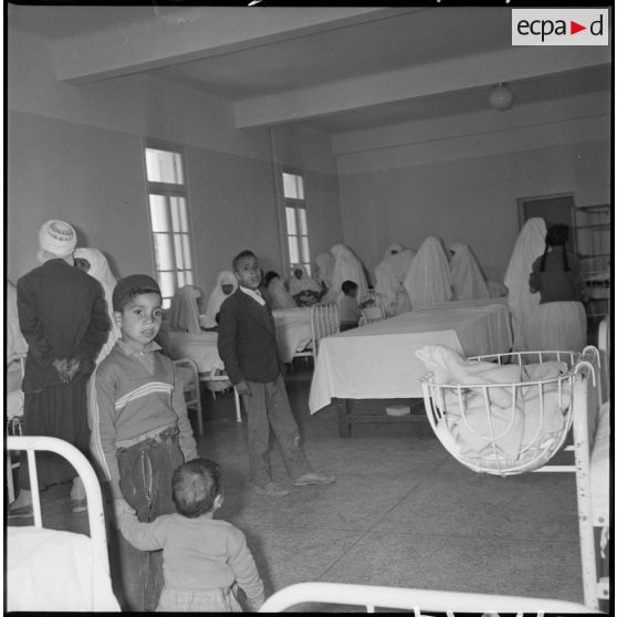 Patients dans l’hôpital civil de Saïda. [Description en cours]