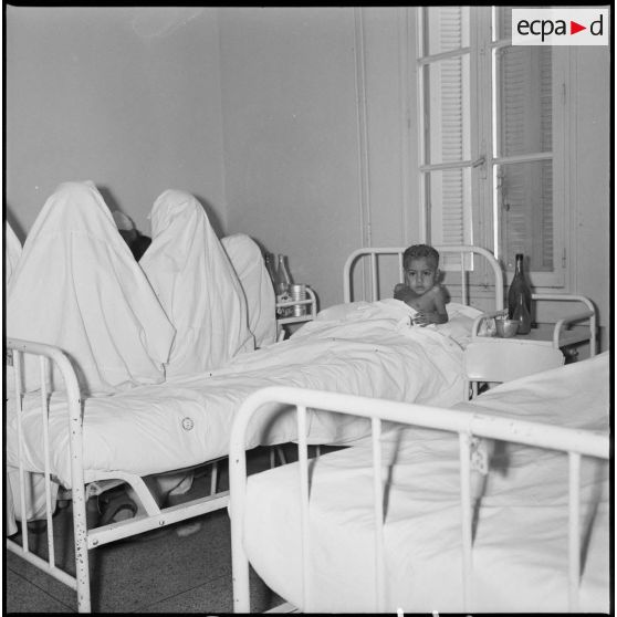 Patients dans l’hôpital civil de Saïda. [Description en cours]