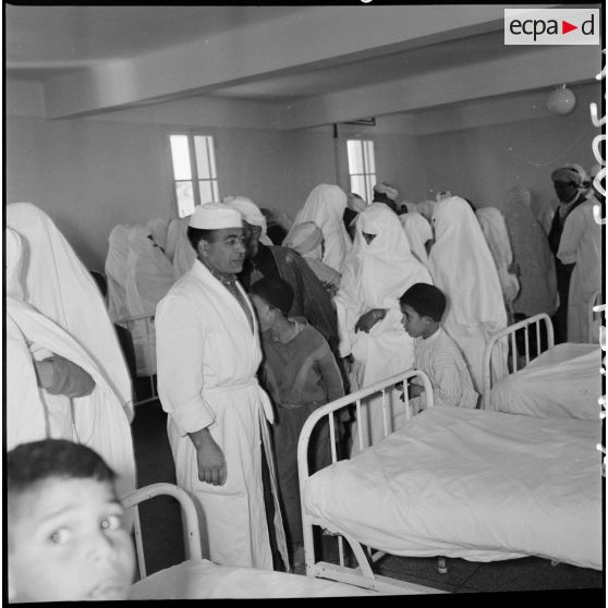 Patients dans l’hôpital civil de Saïda. [Description en cours]