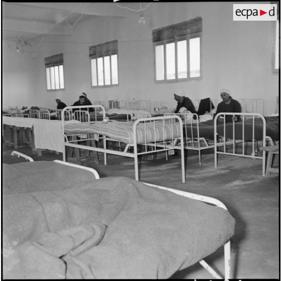 Patients dans l’hôpital civil de Saïda. [Description en cours]