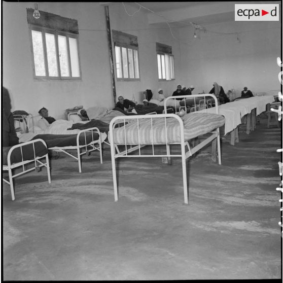 Patients dans l’hôpital civil de Saïda. [Description en cours]