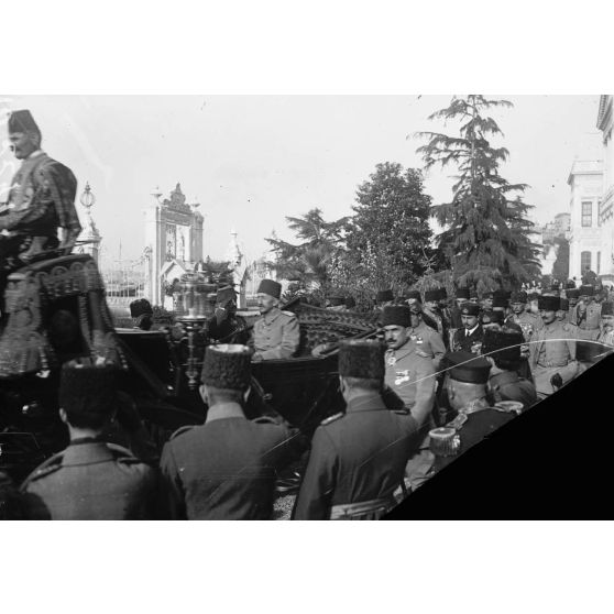 Constantinople. Le sultan se rend au palais de Dohma Balghiche. [légende d'origine]
