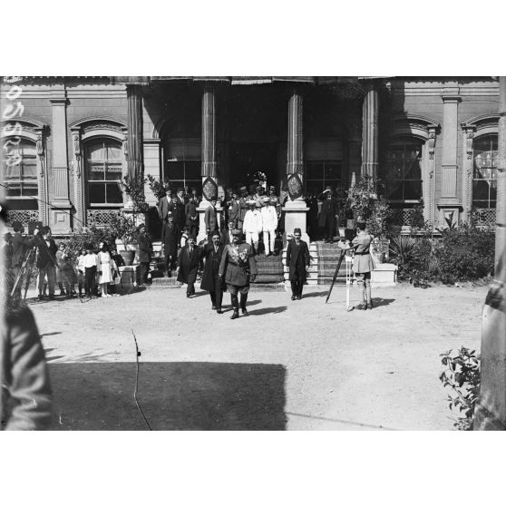 Constantinople. Le général franchet d'Espèrey sortant de l'ambassade de Perse. [légende d'origine]