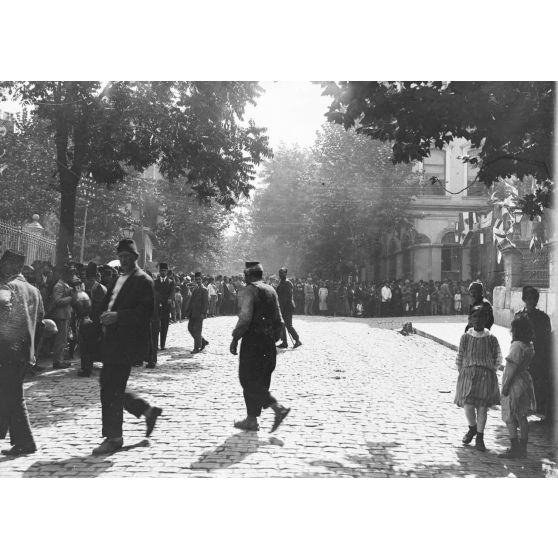 [Constantinople. Réception à l'ambassade persane du général Franchet d'Espèrey par le schah de Perse. La foule dans la rue devant l'ambassade].