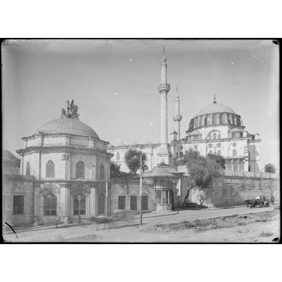 Constantinople. Stamboul. Mosquée zemi Validée [Valide]. Façade est. [légende d'origine]