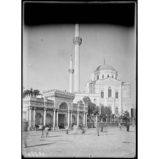 Constantinople. Stamboul. La nouvelle mosquée de la Sultane Validée [Validé]. [légende d'origine]