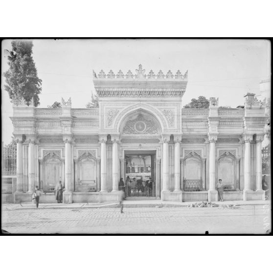 Constantinople. Stamboul. La porte monumentale de la mosquée de la nouvelle Validée [Validé], mère du Sultan Abdul Aziz. [légende d'origine]