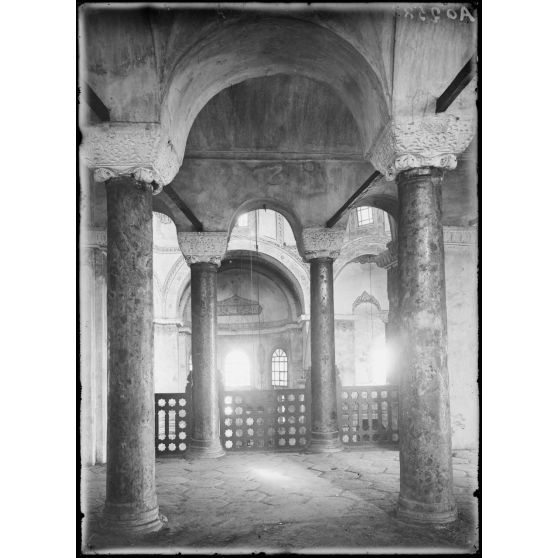 Constantinople. Stamboul. Ancienne église des Saints Serge et Bacchus. Intérieur. [légende d'origine]