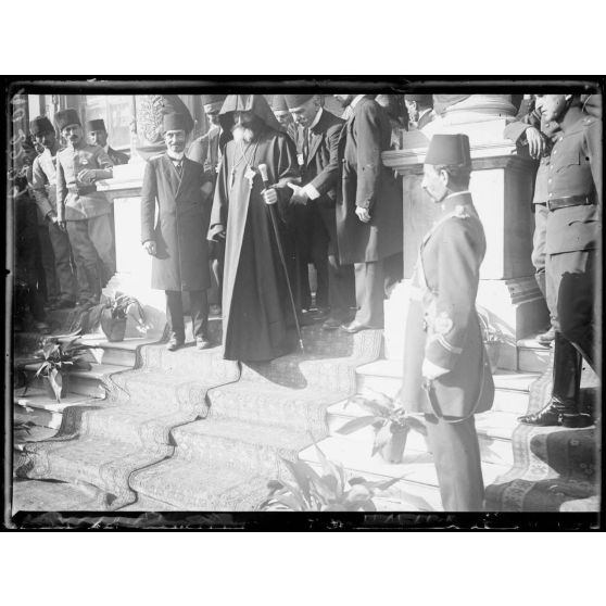 Constantinople. Réception à l'ambassade persanne du général Franchet d'Espèrey par sa majesté le schah de Perse. 25/08/19. [légende d'origine]