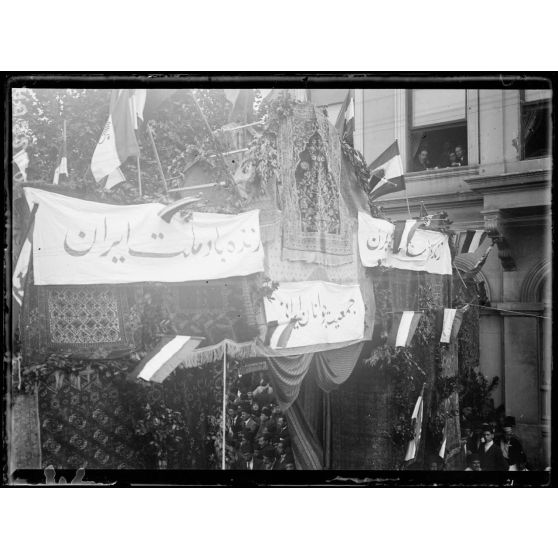 Constantinople. Réception à l'ambassade persanne du général Franchet d'Espèrey par sa majesté le schah de Perse. 25/08/19. [légende d'origine]