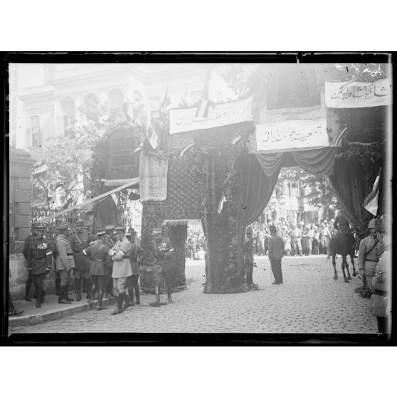 Constantinople. Réception à l'ambassade persanne du général Franchet d'Espèrey par sa majesté le schah de Perse. 25/08/19. [légende d'origine]