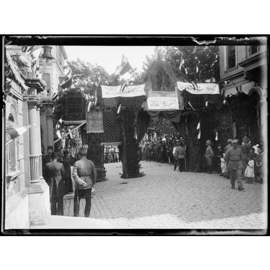 Constantinople. Réception à l'ambassade persanne du général Franchet d'Espèrey par sa majesté le schah de Perse. 25/08/19. [légende d'origine]