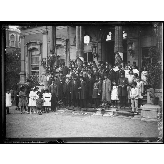 Constantinople. Réception à l'ambassade persanne du général Franchet d'Espèrey par sa majesté le schah de Perse. 25/08/19. [légende d'origine]