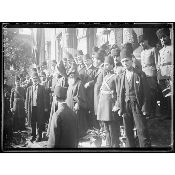 Constantinople. Réception à l'ambassade persanne du général Franchet d'Espèrey par sa majesté le schah de Perse. 25/08/19. [légende d'origine]